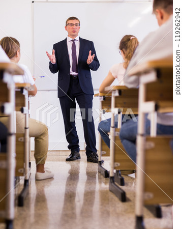 Male teacher conducting lesson for teenage schoolchildren 119262942