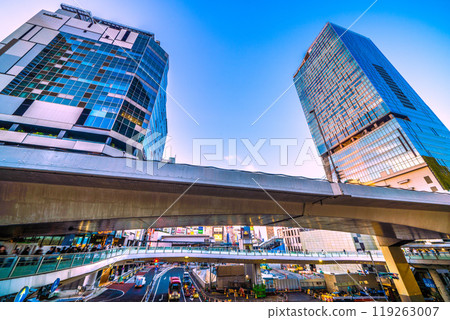 日本東京城市景觀，俯瞰 NTT Docomo 代代木大廈和澀谷站西出口。右邊是Shibuya Scramble Square = 14號 119263007