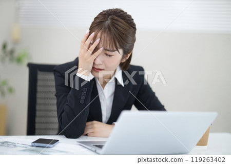年輕女商人在工作上沮喪 年輕女商人在工作上沮喪 119263402