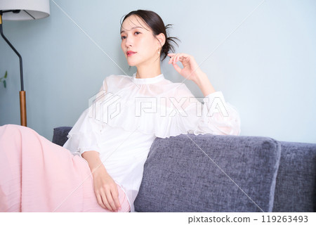一個女人坐在沙發上 119263493