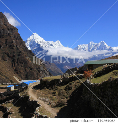 Snow covered mountains Kantega and Kusum Kangaru in autumn, Nepal. 119265062