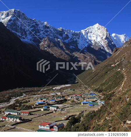 Lalamove Mountain and Thame, village in Solukhumbu before affected by recent floods. 119265063