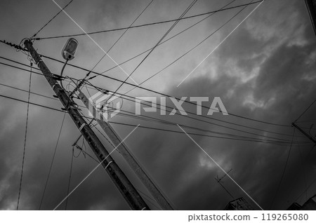 Black and white view of the intersection of numerous electrical and telephone wires 119265080