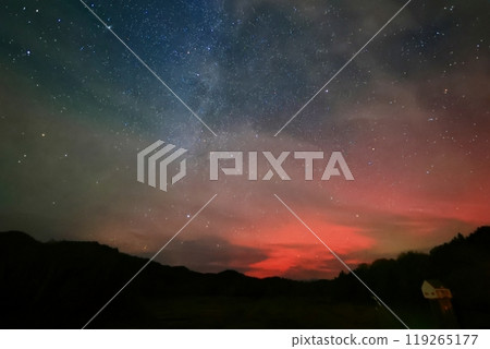 The redness that stains the sky 119265177