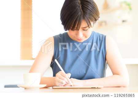 一位女士手持觸控筆操作平板電腦設備 119265865