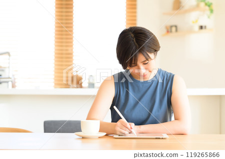 一位女士手持觸控筆操作平板電腦設備 119265866