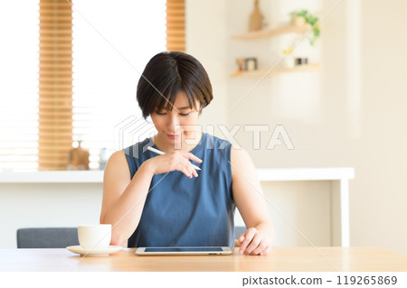 一位女士手持觸控筆操作平板電腦設備 一位女士手持觸控筆操作平板電腦設備 119265869