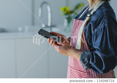 Housewife with a smartphone Housewife with a smartphone 119266718