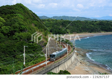 [JR West] 227 Series 1000 and the Pacific Ocean (Kinokuni Line: Nanbu to Iwashiro) 119267137