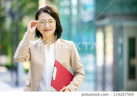 戴著有色眼鏡的女商人 119267569