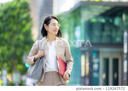 Business woman wearing colored glasses Business woman wearing colored glasses 119267572