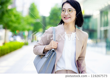Business woman wearing colored glasses 119267573