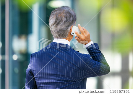Smartphone businessman senior 119267591