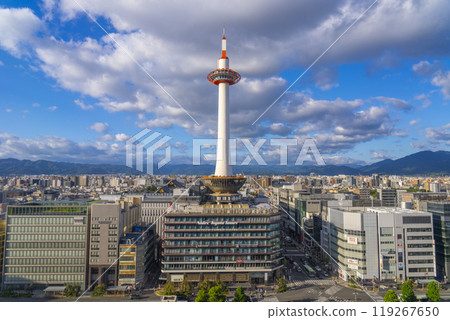 京都塔和藍天京都站前的城市景觀 119267650