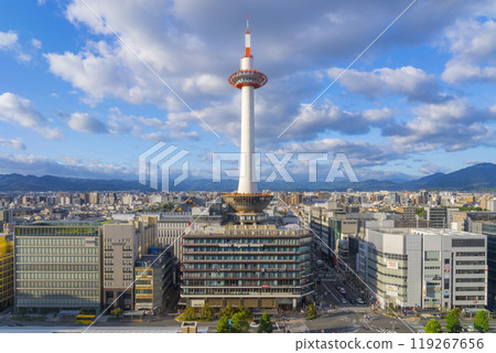 京都塔和藍天京都站前的城市景觀 119267656