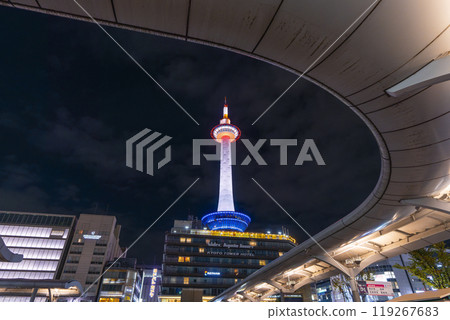 Beautiful night view and Kyoto Tower illumination (JR Kyoto Station) 119267683