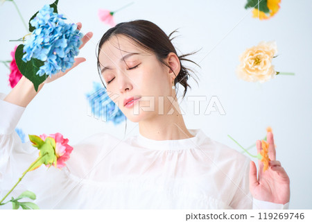 一個被五顏六色的花朵包圍的女人的幻想 119269746