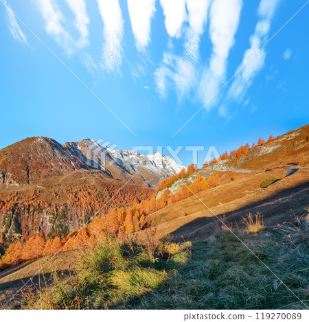 Picturesque autumn landscape  at Grossglockner High Alpine Road with Grossglockner mountaine 119270089
