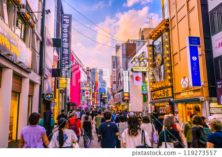 日本十月的東京城市景觀。澀谷站前澀谷中心街的景色，這裡擠滿了外國人。禁止在街上喝酒 119273557