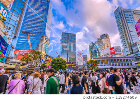 日本東京街景：澀谷十字路口、擠滿外國遊客等 = 14日 119274609
