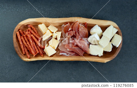 Italian prosciutto, hard cheese, sausages, brie, snacks, antipasti 119276085
