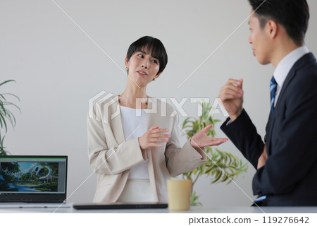 分析對方問題並提取答案的女商人_1 分析對方問題並提取答案的女商人_1 119276642