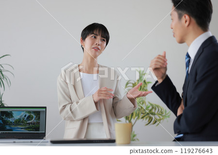 分析對方問題並提取答案的女商人_2 119276643