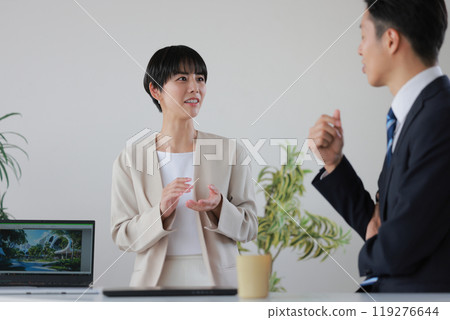 女商人展示建築物的概念圖並談論她的想法_1 女商人展示建築物的概念圖並談論她的想法_1 119276644