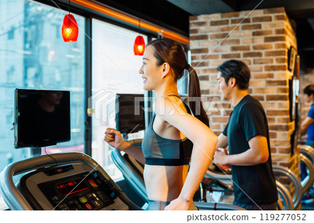 男性和女性在跑步機上訓練 119277052