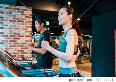 男性和女性在跑步機上訓練 119277091
