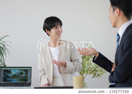 女商人微笑著聽取同事的意見_4 女商人微笑著聽取同事的意見_4 119277100