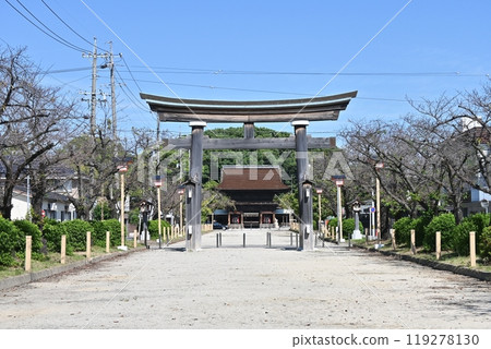 Kokufu Shrine Shrine Torii和Tower Gate Kokufu Shrine Shrine Torii和Tower Gate 119278130