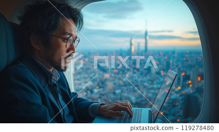 在飛機上工作的商人 119278480