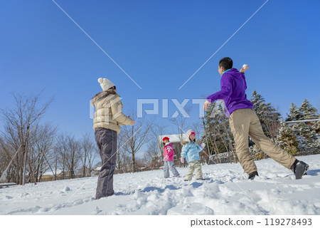一家四口在雪地公園玩耍 119278493