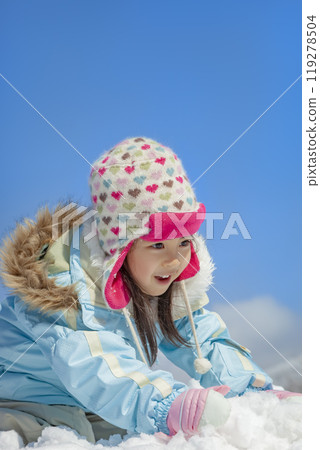 在白雪皚皚的公園裡玩耍的女孩 119278504
