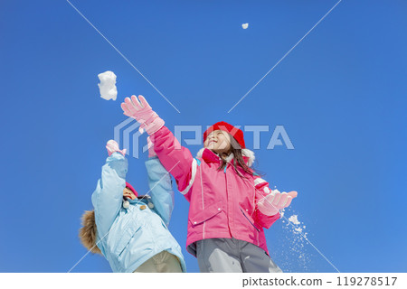 姊妹們在白雪皚皚的公園裡玩耍 119278517