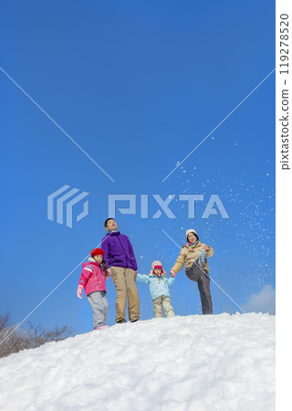 一家四口在雪地公園玩耍 119278520