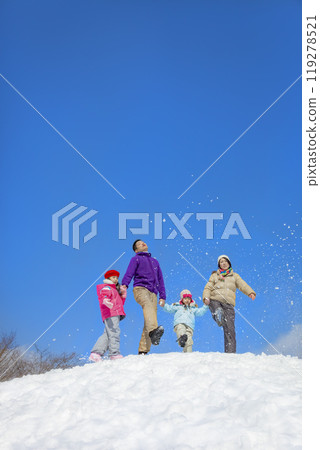 一家四口在雪地公園玩耍 119278521