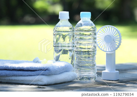 戶外拍攝的防暑用品合影 119279034