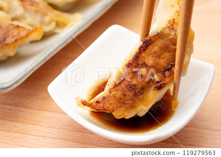配醬汁吃的看起來很美味的煎餃子的特寫 配醬汁吃的看起來很美味的煎餃子的特寫 119279563