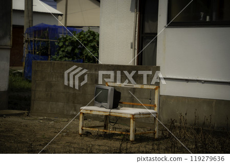 Old TV on a bench Old TV on a bench 119279636