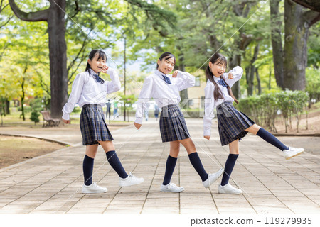 穿著制服的微笑女學生 119279935