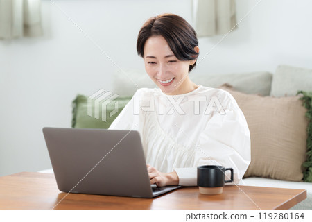 Middle female to play computer Middle female to play computer 119280164