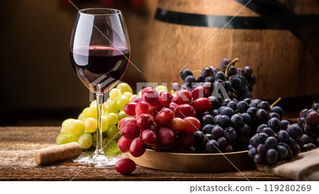 酒桶、紅酒和葡萄 119280269