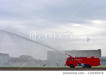 A firefighting scene using a fire engine owned by the Japan Ground Self-Defense Force A firefighting scene using a fire engine owned by the Japan Ground Self-Defense Force 119280470