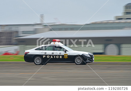 A patrol car is dispatched. Panning shot A patrol car is dispatched. Panning shot 119280726