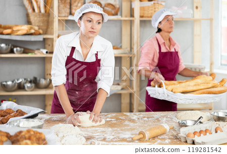 Women bakers working in bakehouse 119281542