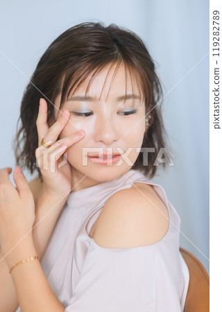 Young women's beauty makeup Young women's beauty makeup 119282789