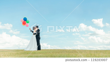 新娘和新郎有天空背景（婚禮、婚禮儀式、新娘、氣球釋放、照片婚禮） 119283007