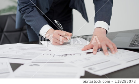 The hands of a businessman checking documents in a hurry 119283078
